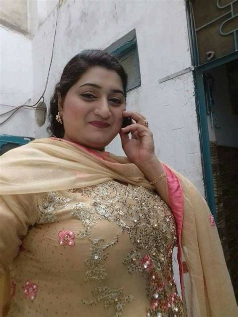 Pakistani busty MILF aunty showing her big boobs and cute